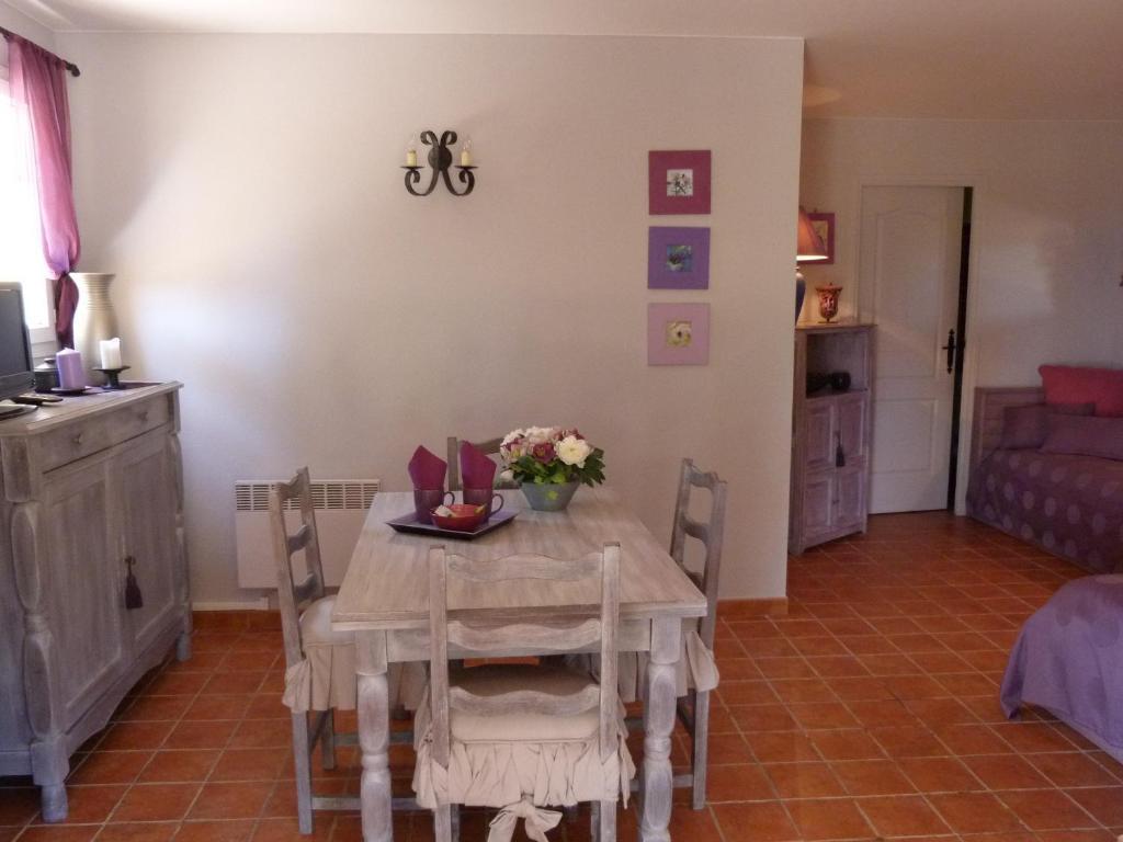 Le Mas Du Pere La Motte  Room photo